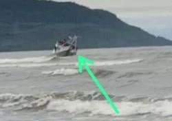 Mati Mesin, Kapal Bermuatan Semen Terombang-ambing di Lautan
