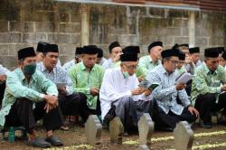 Peringati Harlah Ke-57, Yayasan Gondang Pekalongan Ziarahi Makam Pendiri