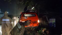 Hujan Deras Pohon Jati Tumbang Menimpa Warung dan Menutup Akses Jalan