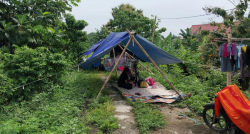 Rumah Terendam Banjir, Warga Sukoharjo Ngungsi di Atas Tanggul