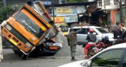 Pajero Sport Ringsek Tertimpa Truk Pasir di Cibubur