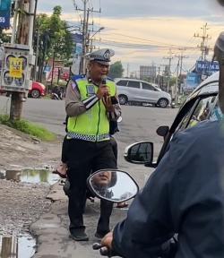 Viral Polisi Tegur Pengendara Sambil Ngamen di Jogja, Aksinya Banjir Pujian