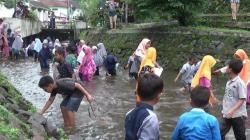 Isi Libur Sekolah, Ratusan Anak Bersihkan Sampah di Sungai