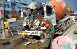 Breaking News: Rem Blong, Truk Molen Kecelakaan di Turunan Rapak Balikpapan, Sopir Terjepit Dikemudi