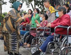 Hadiri Natal Oikumene Pematang Siantar Walikota Susanti Bagi Kursi Roda dan Sembako