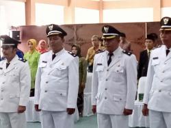 Lantik 11 Kades, Emblem Kades Harjosari Jatuh Dua Kali saat Hendak Dipasang Bupati Juliyatmono 