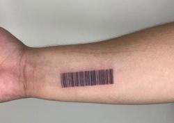 Pria Ini Memiliki Tato Barcode Pembayaran di Tangan, Ini Alasannya