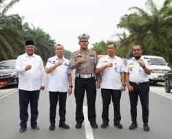 Jalan Penghubung Pekanbaru ke Siak di Kebun Sawit  Diresmikan