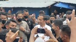 Didampingi Ibu Iriana, Presiden Jokowi Kunjungi Pasar Sila dan Resmikan 185 Huntap, Warga Histeris