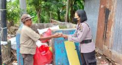 Polwan Ditsamapta Polda NTT Patroli Sambil Bagi Makanan untuk Pemulung