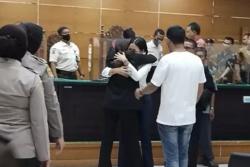 Divonis Bebas Nikita Mirzani Nangis Histeris dan Sujud Syukur
