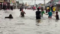 Direndam Banjir,  Kawasan Lampu Merah Comal Jadi Wahana Kolam Renang Dadakan Anak-anak