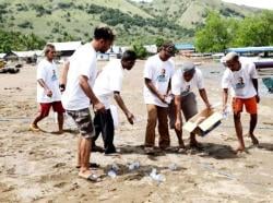 Peduli Lingkungan Komunitas Nelayan Pesisir NTT Gelar Bersih-Bersih Pantai di Ngada Flores