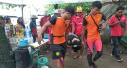 Wisatawan Terkapar saat Asik Menikmati Pantai Petugas Penjaga Pantai Sigap Berikan Pertolongan