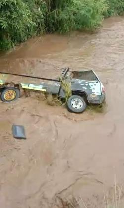 2 Unit Mobil Tambang Pasir Terseret Arus Sungai