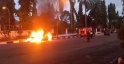 Mobil Sedan Terbakar  di Depan Pendopo Pandeglang, 3 Penumpang Lolos dari Maut