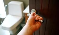 Polisi Singapura Evakuasi Wanita yang Terjebak 4 Hari Dalam Toilet