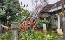 597 Bangunan Rusak Tersapu Angin Kencang di Sukoharjo, 1 di Antaranya Tower Roboh Menimpa Rumah