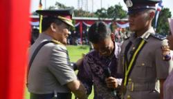 Mengharukan, Anak Pedagang Kelontong jadi Polisi