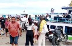 Cuaca Ekstrim, Ratusan Penumpang Tertahan di Pelabuhan Lewoleba