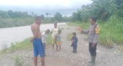 Waspada Bencana, Bhabinkamtibmas Maubeli TTU Imbau Warga Tidak Beraktifitas di Bantaran Kali