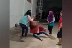 Ibu Muda Dituding Pelakor, Dikeroyok Mak-Mak Tanpa Ampun