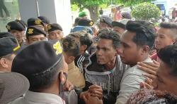 Puluhan Juta Uang Raib di Saldo Tabungan, Nasabah Gelar Aksi Demo Berakhir Ricuh