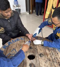 Cincin di Jari Sulit Lepas, Pemuda di Karawang Datangi Kantor Damkar