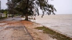 Gelombang Tinggi Hantam Pantai di Babel, Wisatawan Diminta Waspada