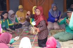 Kilang Cilacap Gelar Pelatihan Kerajinan Piring dan Lidi