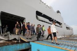 Cuaca Ekstrem, Kapal Perang Angkut BBM dan Logistik ke Pulau Karimunjawa