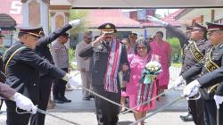 Tradisi Pedang Pora hantar Pelepasan 4 Anggota Polri dan 1 ASN Polres TTS Purna Tugas