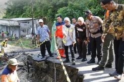 Bupati Lebak Tinjau Jalan Ambles hingga Cek Proyek Jalan Ciminyak-Cigemblong