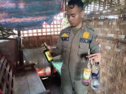 Usai Perayaan Malam Tahun Baru, Kondom dan Botol Miras Berserakan di Warung Gubuk Pantai Widuri