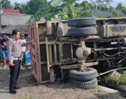 Sambar Pengendara Motor dan Tiang Listrik, Truk Oleng di Blitar Tewaskan 2 Orang