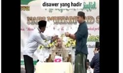 Viral Ustazah Baca Alquran Disawer Warga, Netizen: Kok Seperti Biduan