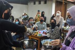 Ampas Kopi Bisa Jadi Sabun Alami, Ini Sejumlah Proses Pelatihannya di Palembang