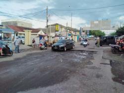 Bak Situ Labuan, Kubangan Besar di Tengah Pasar Menganggu Pengguna Jalan