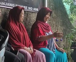 Viral Emak-Emak di Depok Main Lato-Lato, Netizen: Makin Menggila!!