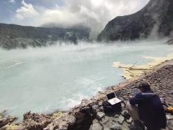 Kawah Ijen Bergolak, Suhu Air Danau Meningkat, Asap Setinggi 200 Meter Terlihat