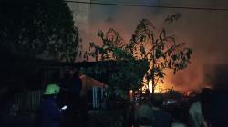 Sijago Merah Mengamuk di Pagi Hari, Rumah Semi Permanen Hangus Terbakar