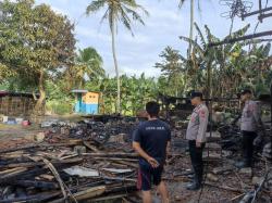 Olah TKP Kebakaran 1 Unit Rumah Panggung Milik Warga