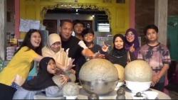 Wow Bikin Klenger, Menyantap Bakso Jumbo Seberat 20 Kilogram