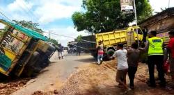 Truk Bermuatan Sawit Terguling di Jalan Sukoharjo Pringsewu