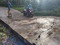 Baru 3 Bulan Dibangun, Jalan Beton Kadupaeh dan Kaduronyok Kembali Amblas