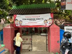 Hari Pertama Sekolah, Siswa SDN Pondok Cina 1 Depok Upacara bersama Guru