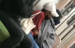 Pasutri Mesum di KRL, Viral di Medsos ! KAI Commuter Tegur Perekam Video