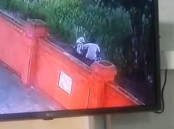 Astaga, Asyik Mesum  Pakai Seragam Sekolah, 2 Pelajar Ini  Terekam CCTV