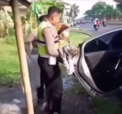 Viral, Polisi Bantu Anak Patah Tulang Bawa ke Rumah Sakit