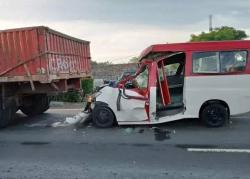 Laka Beruntun di Jalan Tol Tangerang Merak, Angkot Bawa Karyawan 18 Penumpang Alami Luka